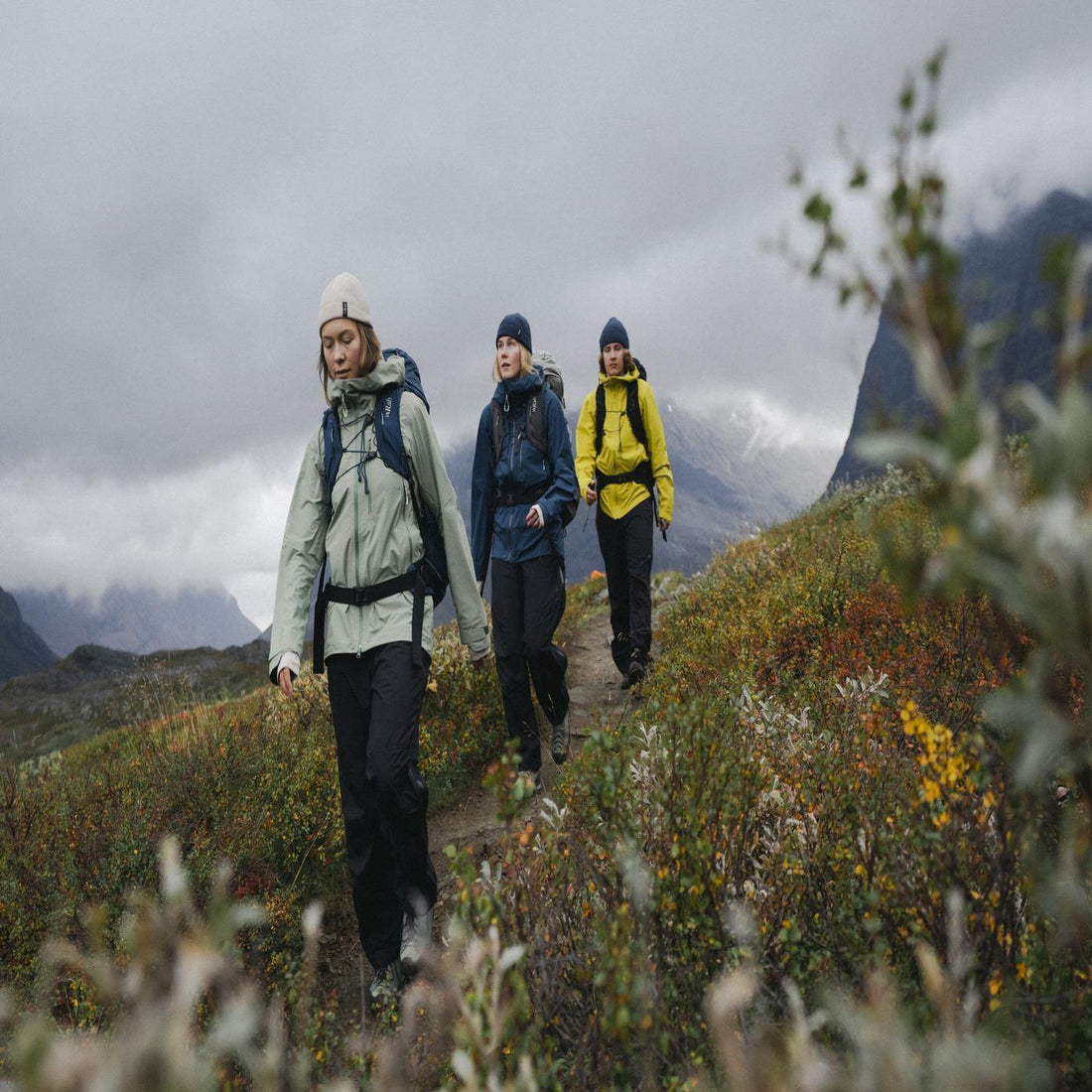 Senderistas con chaquetas Rab Firewall Mountain en Suecia, imagen de la guía de tallas Rab