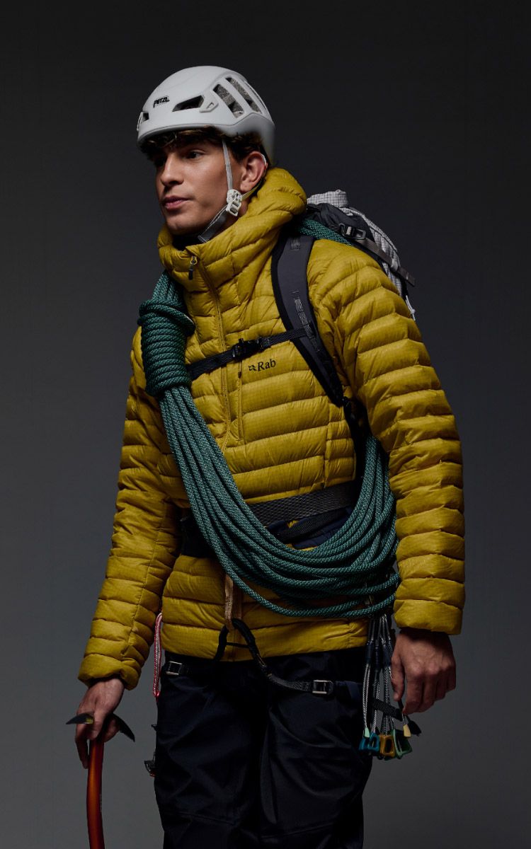 Rab Microlight X Dark Pollen con equipamiento de alpinismo – campaña oficial